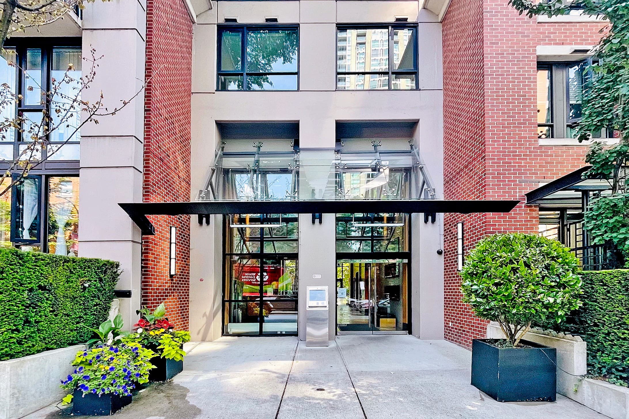 Yaletown Luxury Townhouse For Sale - Image 3