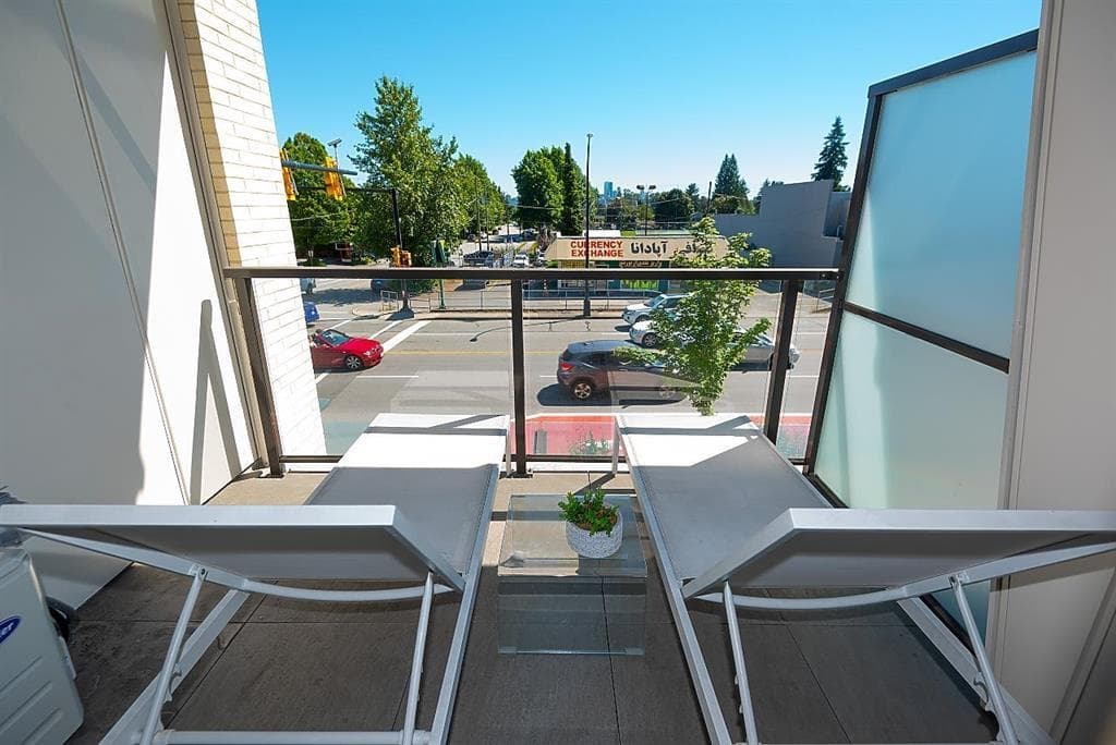 North Temperate Deluxe 3 Room 1 Den 2 Bathroom Rare For Sale - Image 1